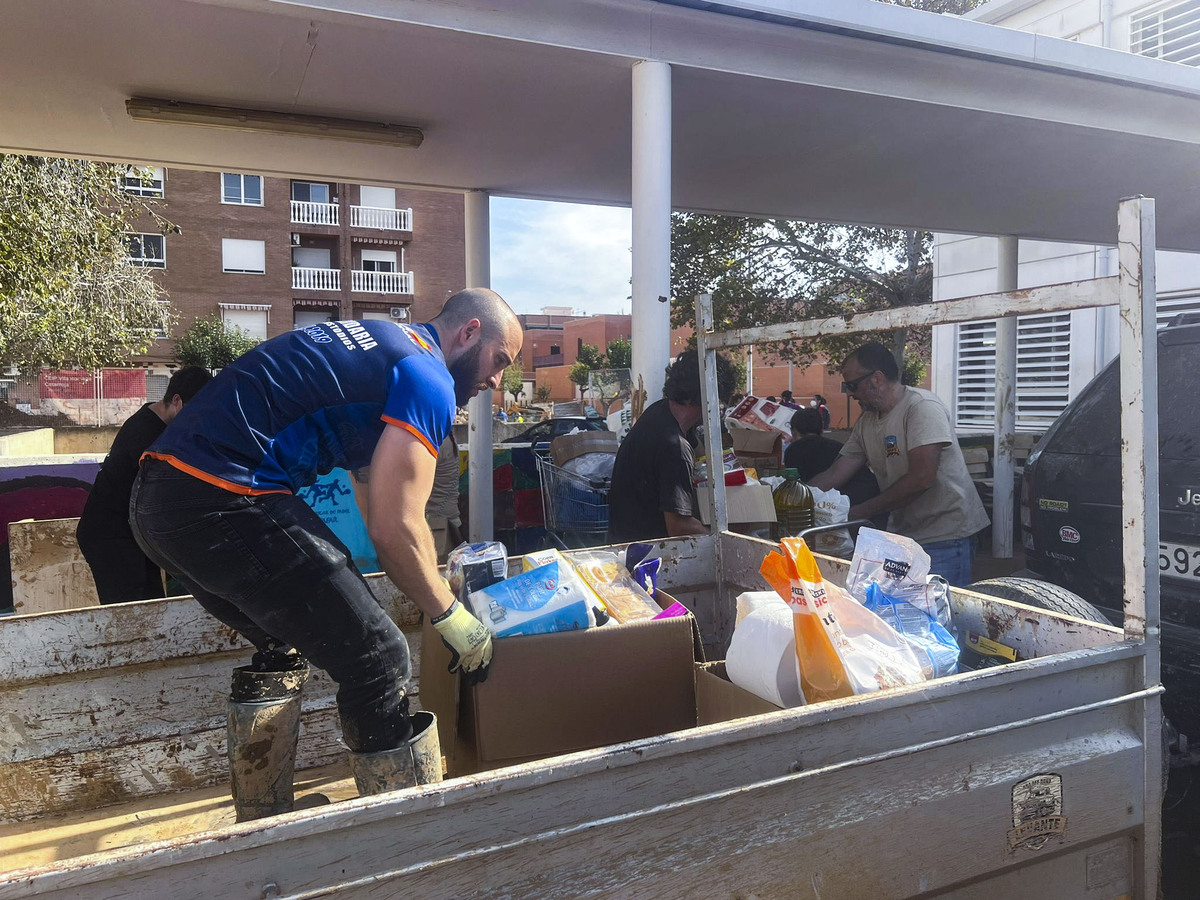 Voluntarios de Protección Civil de Ciudad Real, y policias Nacionales de Puertollano, participan en  la aayuda a los afectados de la DANA de Valencia en el pueblo de Catarroja, dana catástrofe, servicos de emergencia ende Ciudad Real en la Dana de Valen  / JOSE MIGUEL BELDAD