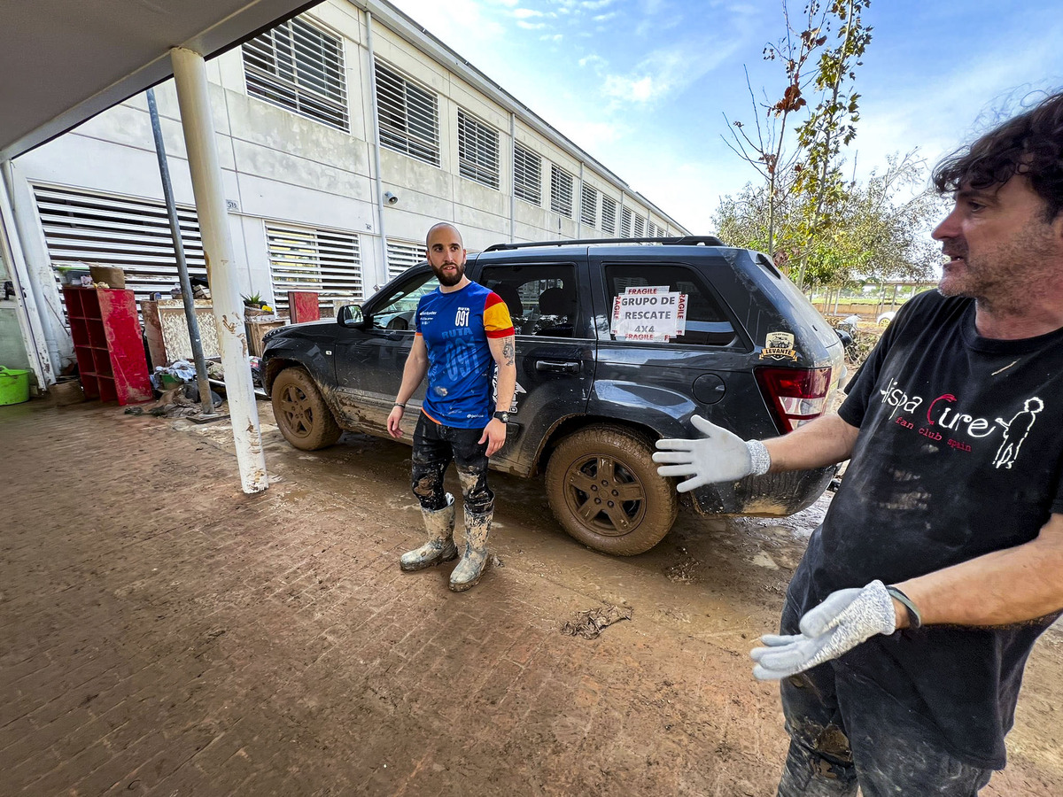 Voluntarios de Protección Civil de Ciudad Real, y policias Nacionales de Puertollano, participan en  la aayuda a los afectados de la DANA de Valencia en el pueblo de Catarroja, dana catástrofe, servicos de emergencia ende Ciudad Real en la Dana de Valen  / JOSE MIGUEL BELDAD