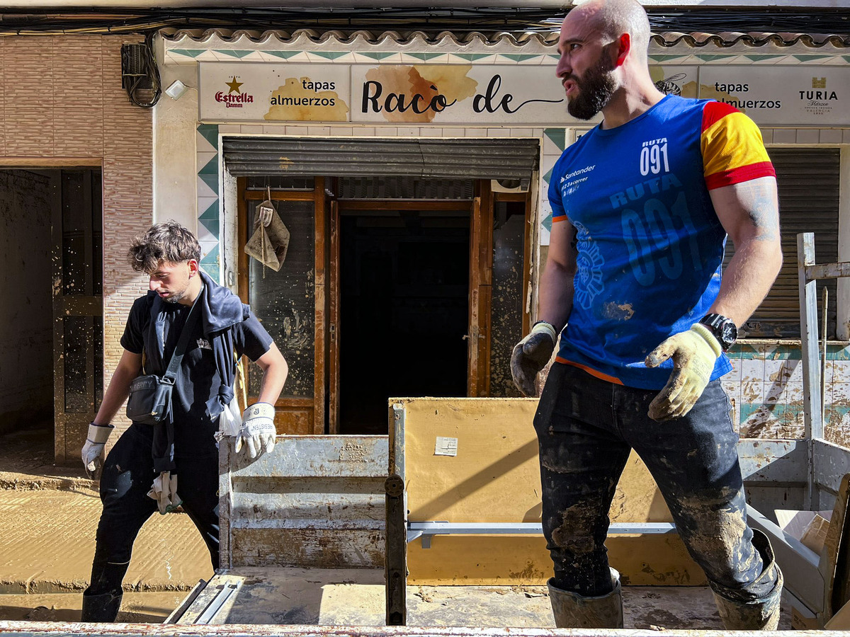 Voluntarios de Protección Civil de Ciudad Real, y policias Nacionales de Puertollano, participan en  la aayuda a los afectados de la DANA de Valencia en el pueblo de Catarroja, dana catástrofe, servicos de emergencia ende Ciudad Real en la Dana de Valen  / JOSE MIGUEL BELDAD