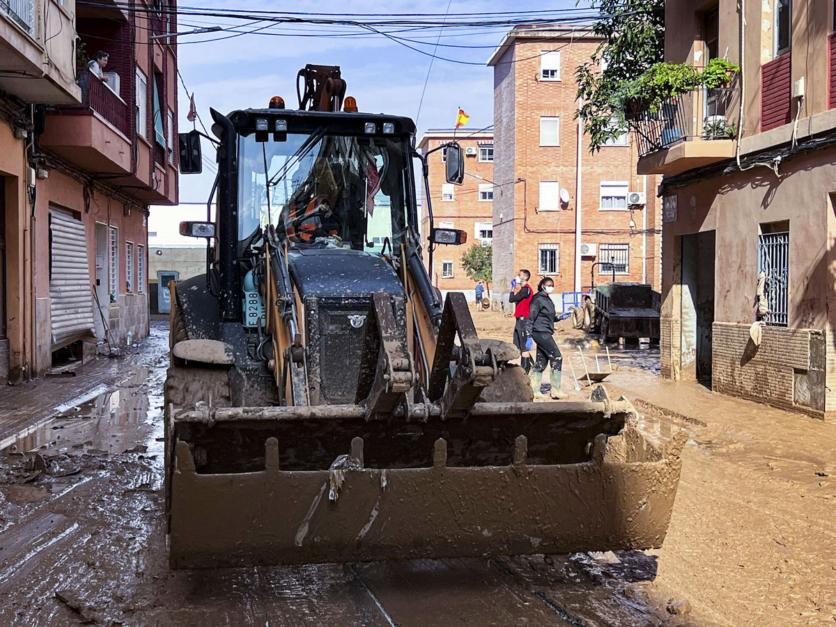 Voluntarios de Protección Civil de Ciudad Real, y policias Nacionales de Puertollano, participan en  la aayuda a los afectados de la DANA de Valencia en el pueblo de Catarroja, dana catástrofe, servicos de emergencia ende Ciudad Real en la Dana de Valen  / JOSE MIGUEL BELDAD