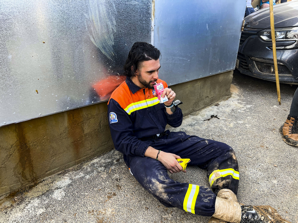 Voluntarios de Protección Civil de Ciudad Real, y policias Nacionales de Puertollano, participan en  la aayuda a los afectados de la DANA de Valencia en el pueblo de Catarroja, dana catástrofe, servicos de emergencia ende Ciudad Real en la Dana de Valen  / JOSE MIGUEL BELDAD