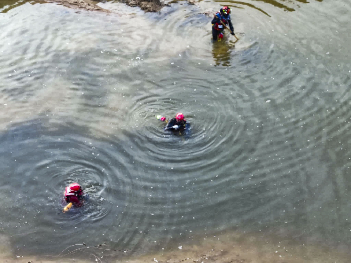 Voluntarios de Protección Civil de Ciudad Real, y policias Nacionales de Puertollano, participan en  la aayuda a los afectados de la DANA de Valencia en el pueblo de Catarroja, dana catástrofe, servicos de emergencia ende Ciudad Real en la Dana de Valen  / JOSE MIGUEL BELDAD