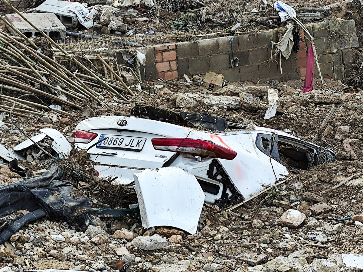 Voluntarios de Protección Civil de Ciudad Real, y policias Nacionales de Puertollano, participan en  la aayuda a los afectados de la DANA de Valencia en el pueblo de Catarroja, dana catástrofe, servicos de emergencia ende Ciudad Real en la Dana de Valen  / JOSE MIGUEL BELDAD