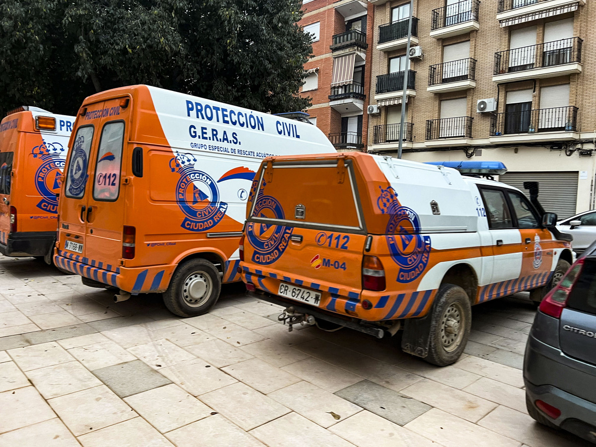 Voluntarios de Protección Civil de Ciudad Real, y policias Nacionales de Puertollano, participan en  la aayuda a los afectados de la DANA de Valencia en el pueblo de Catarroja, dana catástrofe, servicos de emergencia ende Ciudad Real en la Dana de Valen  / JOSE MIGUEL BELDAD