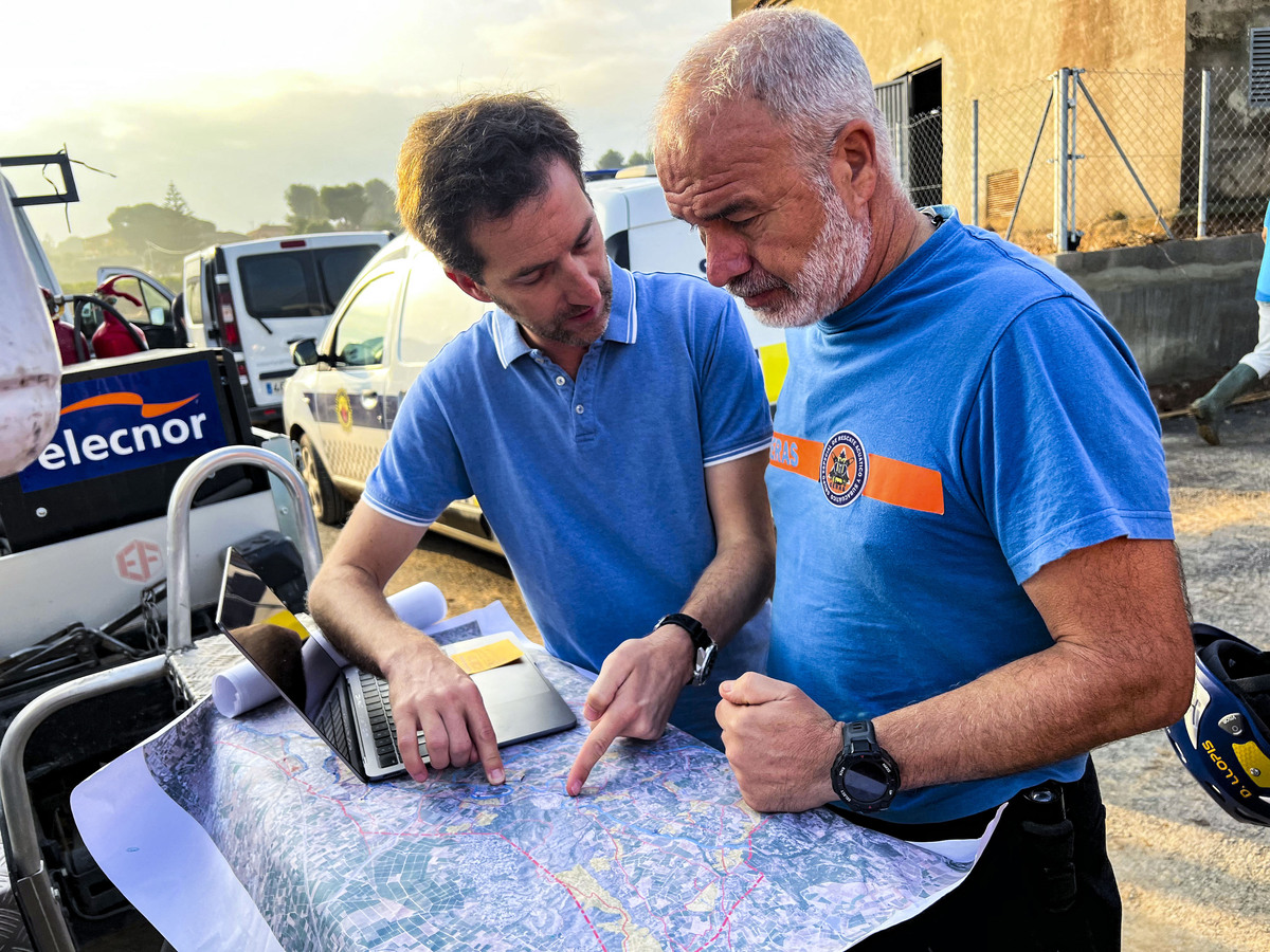 Voluntarios de Protección Civil de Ciudad Real, y policias Nacionales de Puertollano, participan en  la aayuda a los afectados de la DANA de Valencia en el pueblo de Catarroja, dana catástrofe, servicos de emergencia ende Ciudad Real en la Dana de Valen  / JOSE MIGUEL BELDAD