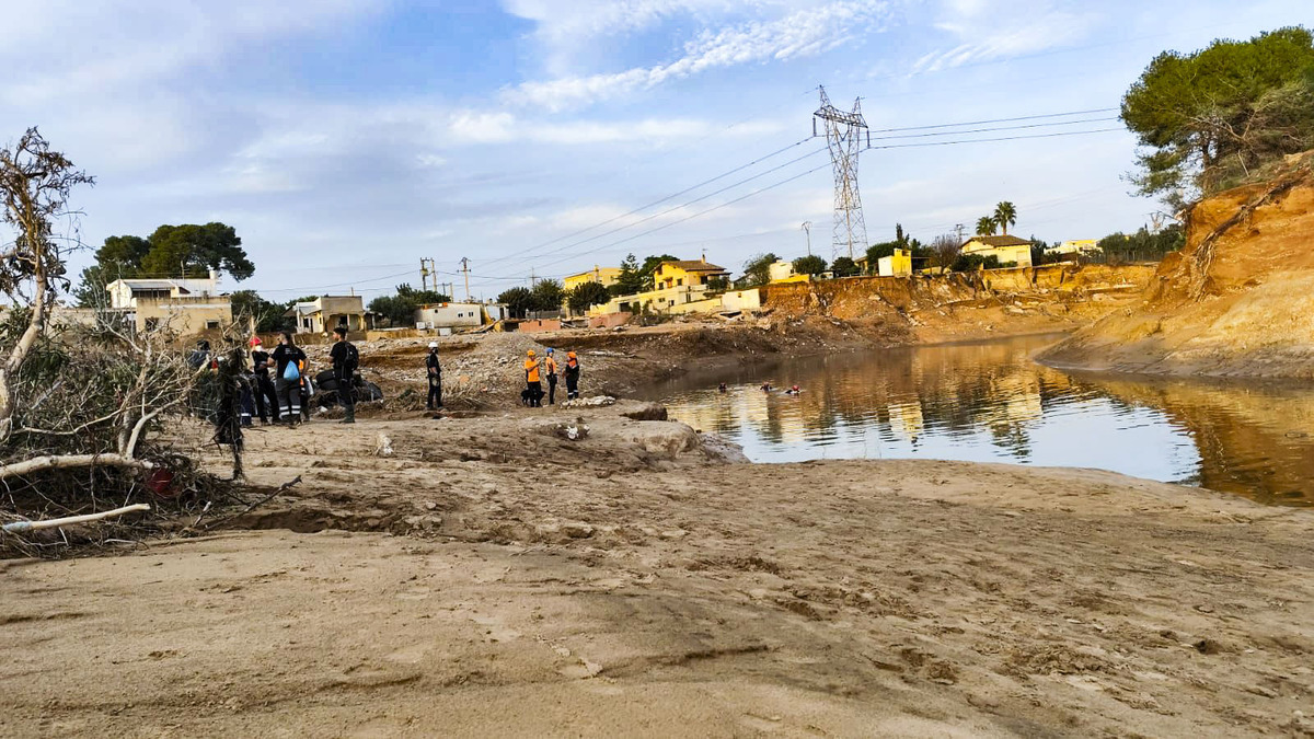 Voluntarios de Protección Civil de Ciudad Real, y policias Nacionales de Puertollano, participan en  la aayuda a los afectados de la DANA de Valencia en el pueblo de Catarroja, dana catástrofe, servicos de emergencia ende Ciudad Real en la Dana de Valen  / JOSE MIGUEL BELDAD