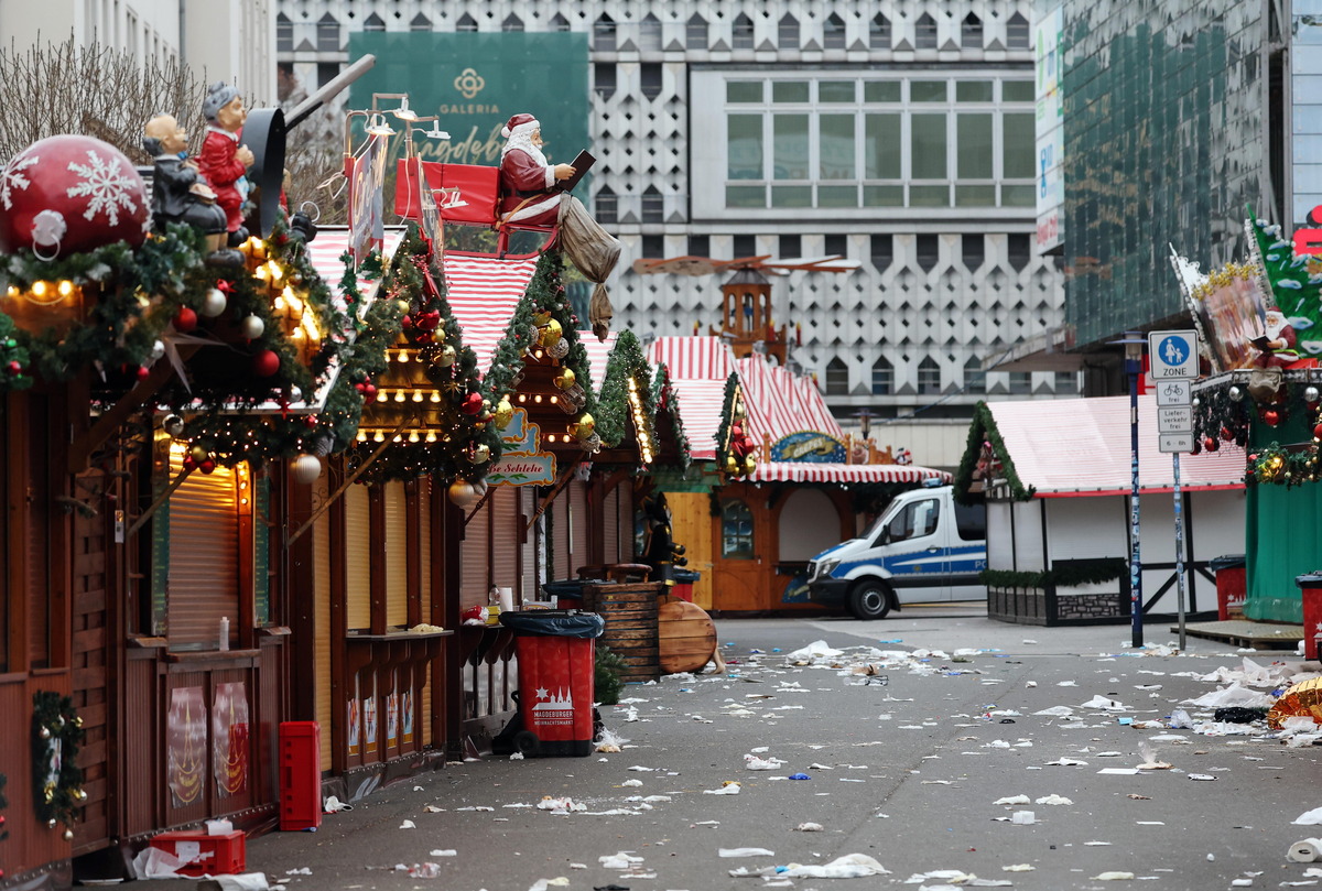 German Chancellor Scholz visits Magdeburg's Christmas market following vehicle-ramming attack  / FILIP SINGER (EFE)