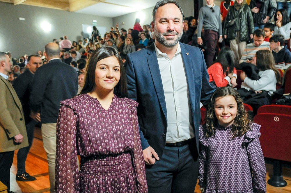 El alcalde de Tomelloso, con las hermanas Silvia y Valeria Castillejos, a las que felicitó por su temporada.