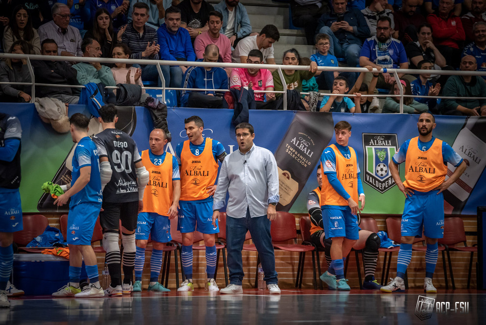 Víctor Beas, en el banquillo en el partido ante el Barça del pasado martes.