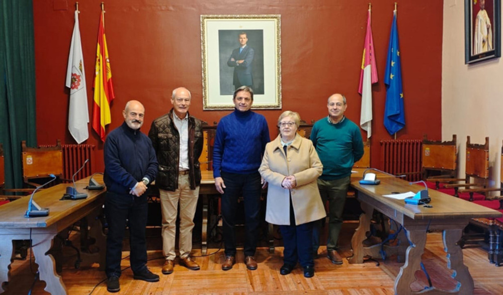 Donan un cuadro y un baúl histórico al Ayuntamiento de Almagro