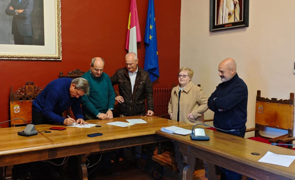 Donan un cuadro y un baúl histórico al Ayuntamiento de Almagro