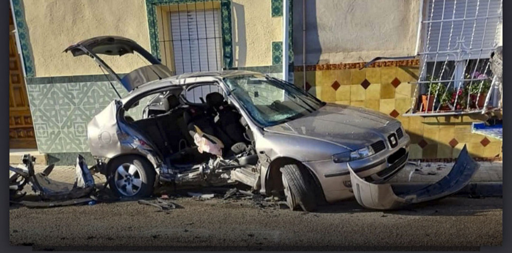 El vehículo donde viajaban las tres víctimas mortales del accidente.