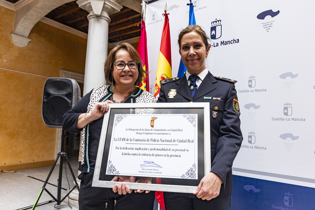 la delegada de la Junta Blanca Fernández  preside el acto de homenaje a la Policía Nacional por su bicentenario, Policía nacional en el  ACTO DE CIUDAD REAL  / RUEDA VILLAVERDE