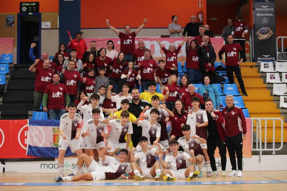 Los sub 16 celebran el triunfo en la jornada inaugural.