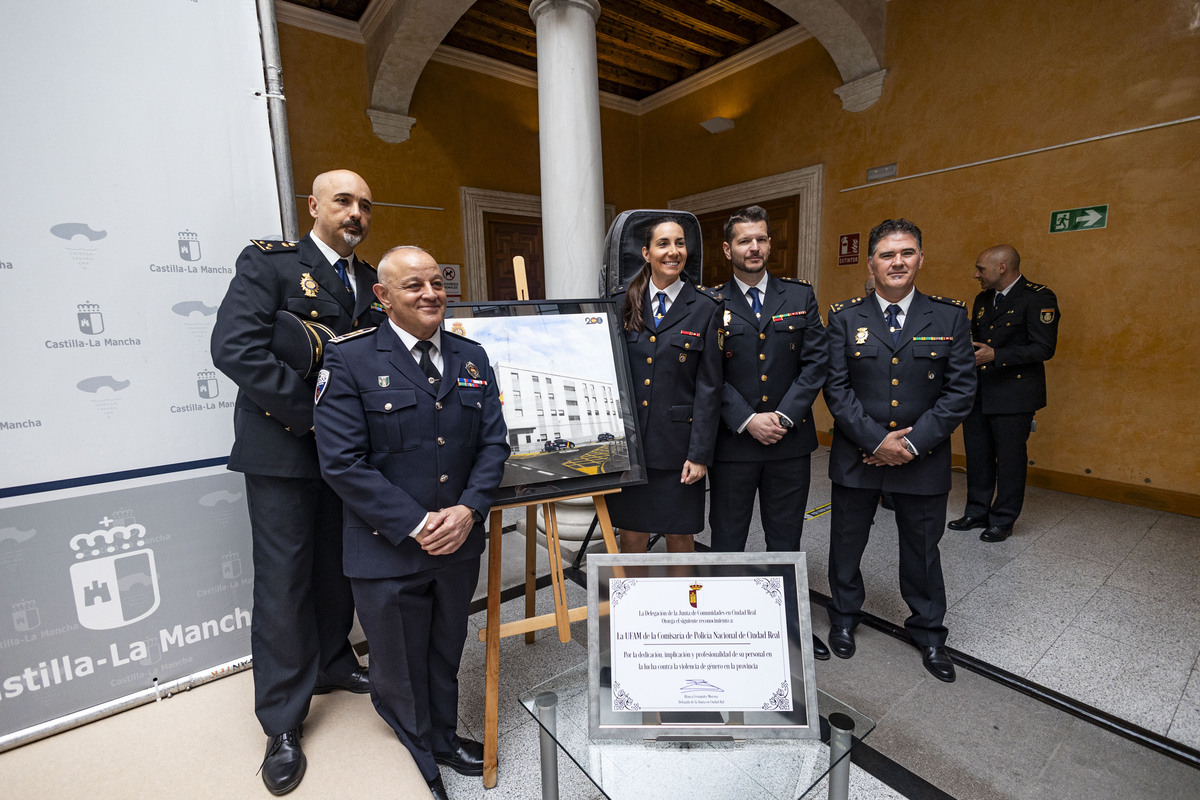 la delegada de la Junta Blanca Fernández  preside el acto de homenaje a la Policía Nacional por su bicentenario, Policía nacional en el  ACTO DE CIUDAD REAL  / RUEDA VILLAVERDE