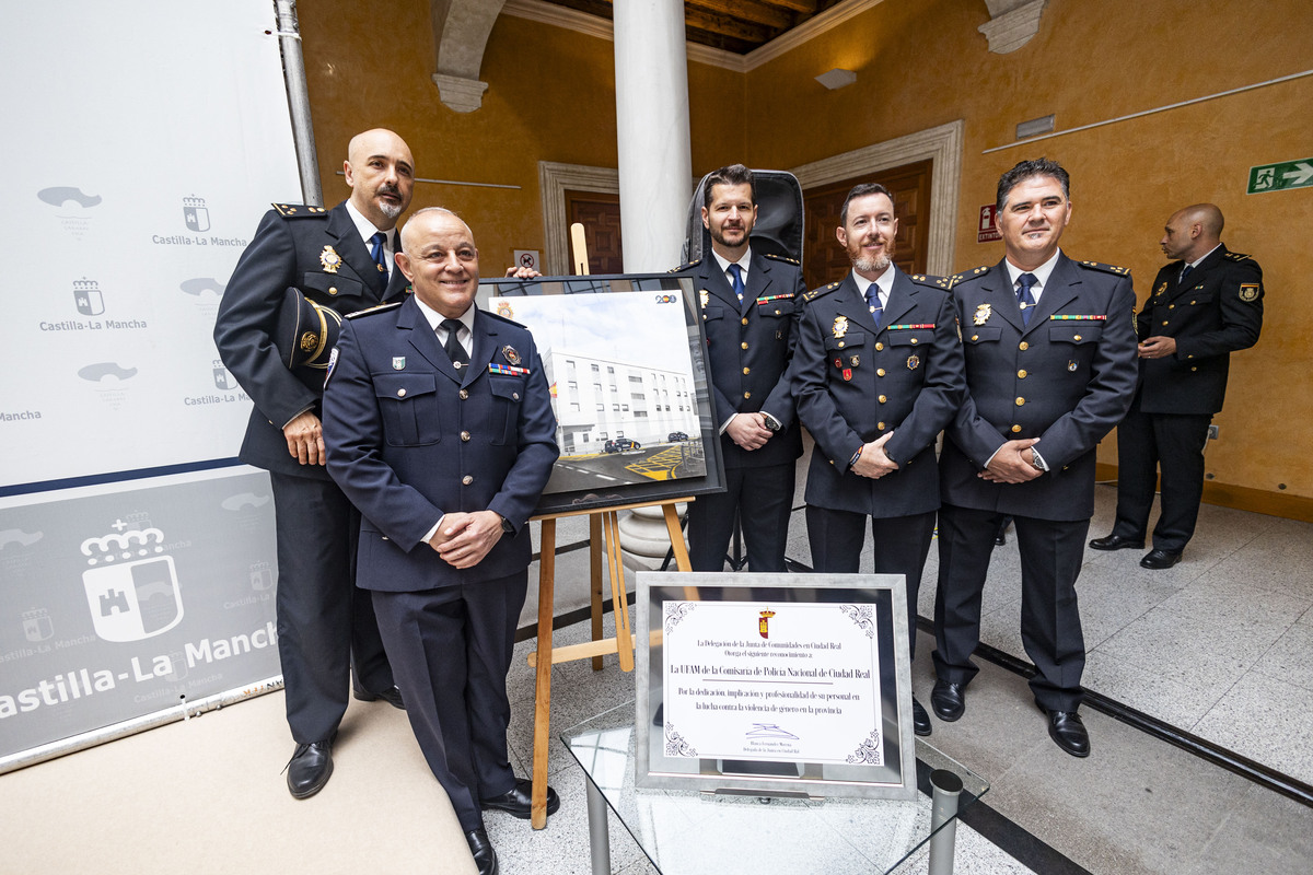 la delegada de la Junta Blanca Fernández  preside el acto de homenaje a la Policía Nacional por su bicentenario, Policía nacional en el  ACTO DE CIUDAD REAL  / RUEDA VILLAVERDE