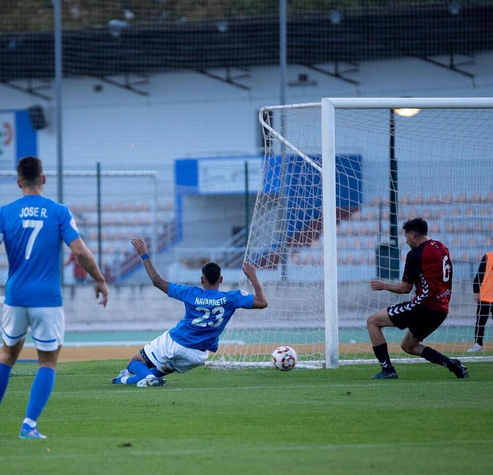 Navarrete se lanza al suelo para hacer el 1-0.