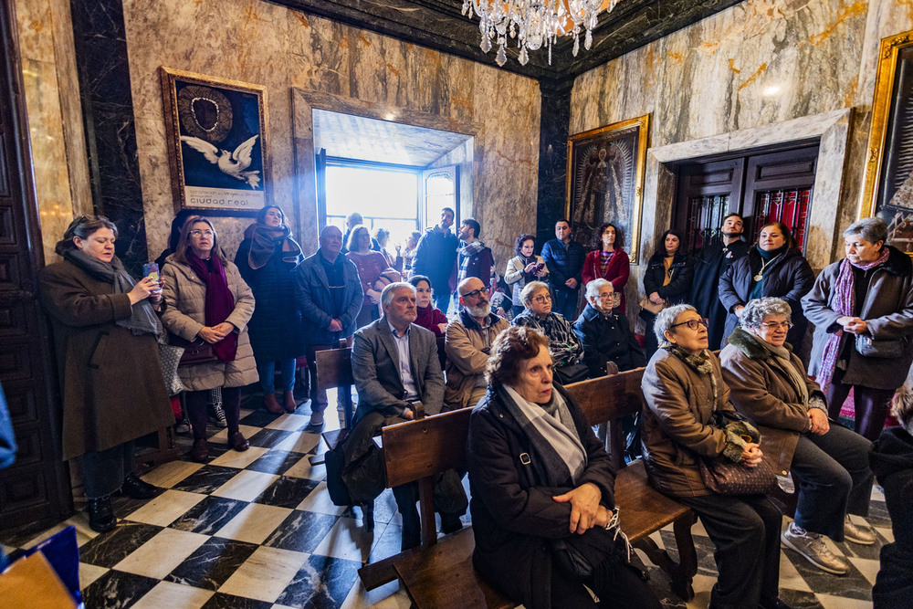 Los fieles se congregan en el camarín de la Virgen del Prado