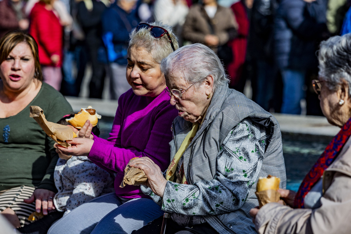 Día del chorizo en Puertollano, reparto del chorizo en Puertollano  / RUEDA VILLAVERDE