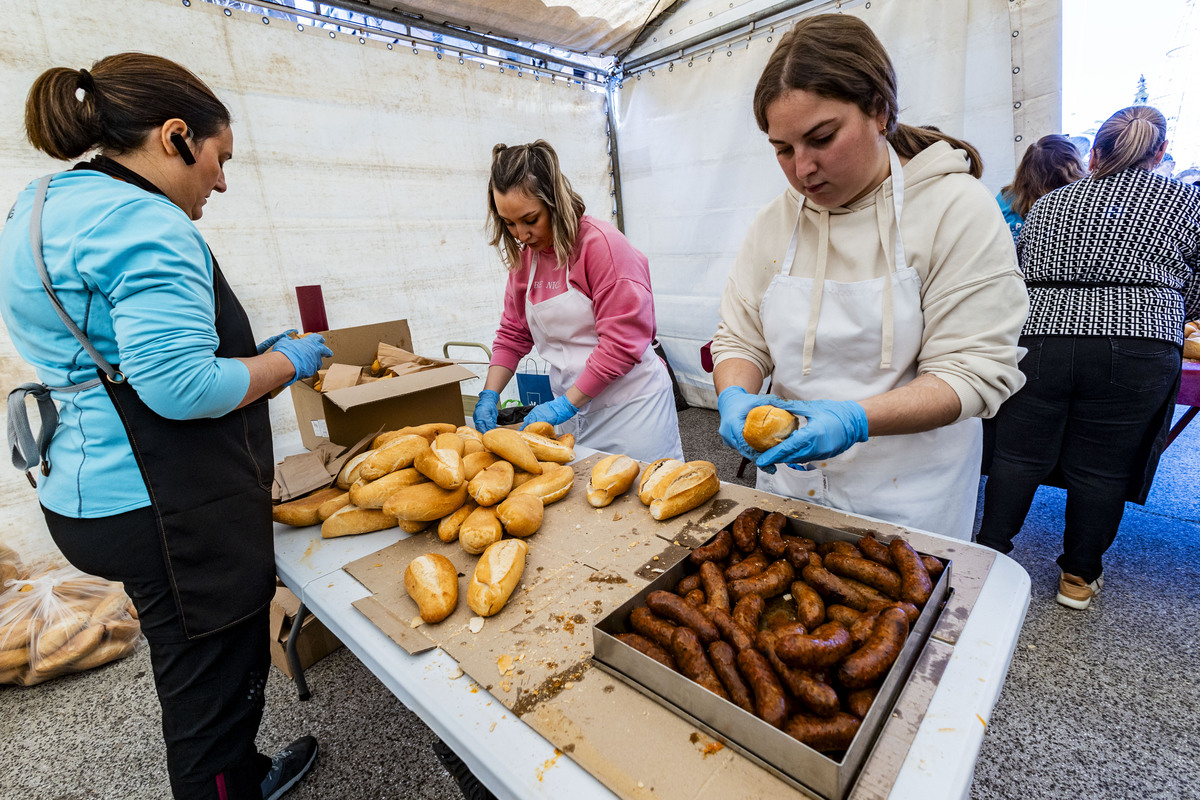 Día del chorizo en Puertollano, reparto del chorizo en Puertollano  / RUEDA VILLAVERDE