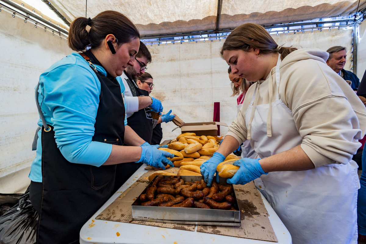 Día del chorizo en Puertollano, reparto del chorizo en Puertollano  / RUEDA VILLAVERDE