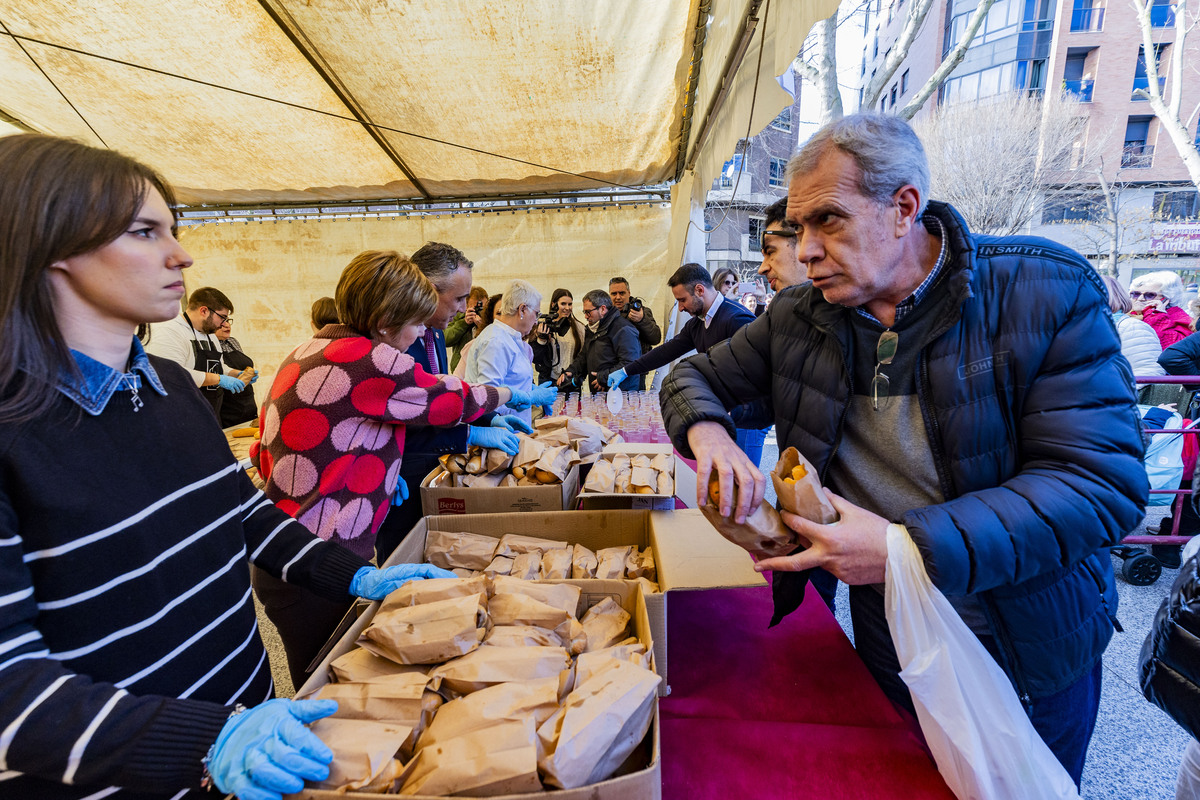 Día del chorizo en Puertollano, reparto del chorizo en Puertollano  / RUEDA VILLAVERDE