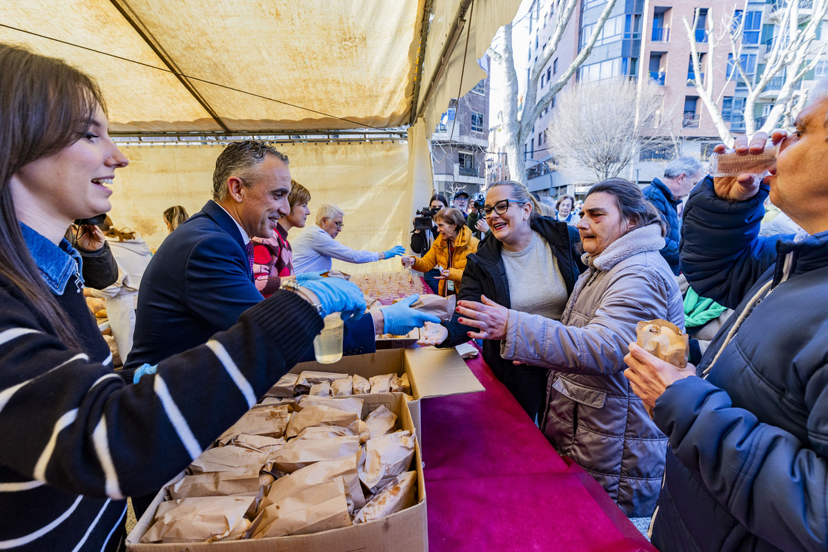 Día del chorizo en Puertollano, reparto del chorizo en Puertollano  / RUEDA VILLAVERDE