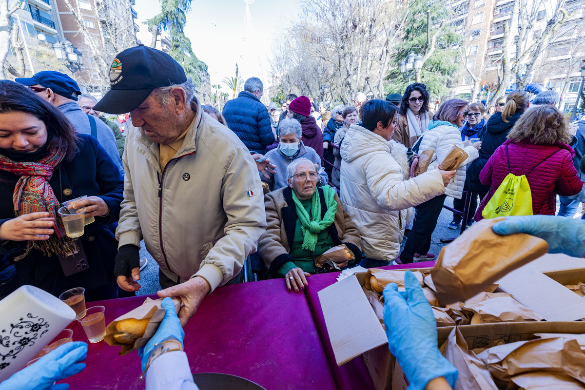 Día del chorizo en Puertollano, reparto del chorizo en Puertollano  / RUEDA VILLAVERDE