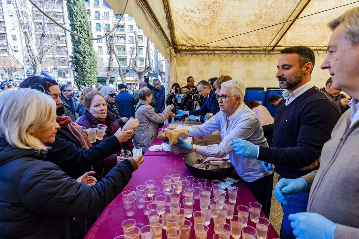 Día del chorizo en Puertollano, reparto del chorizo en Puertollano  / RUEDA VILLAVERDE