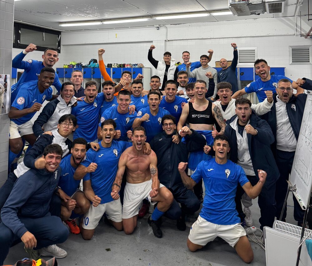 Los jugadores locales celebran la victoria en el vestuario.