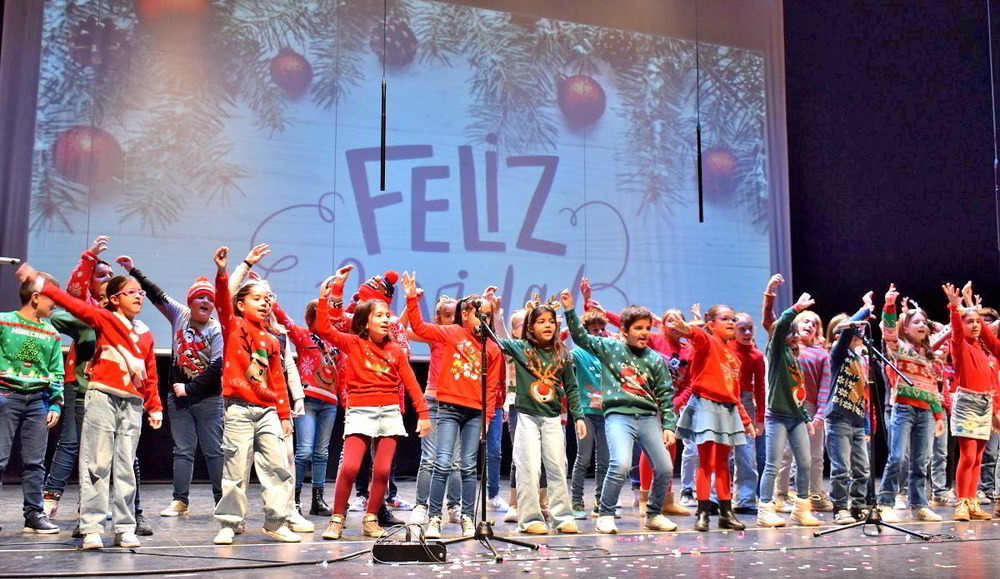 Voces escolares cantan a la Navidad