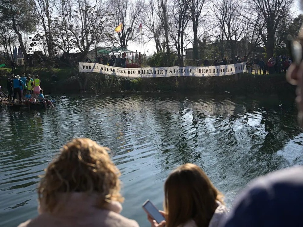 Chapuzón reivindicativo en las aguas del Bullaque