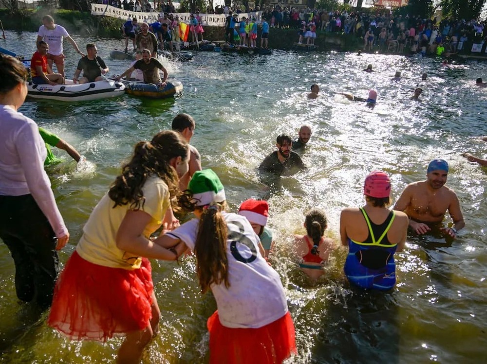 Chapuzón reivindicativo en las aguas del Bullaque