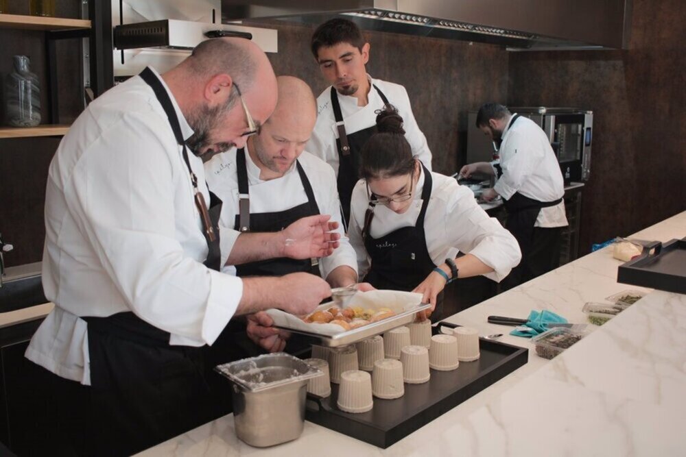 Rubén Sánchez (i), en el restaurante Epílogo de Tomelloso