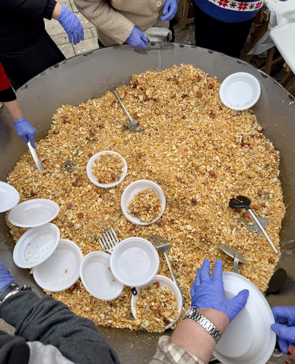 Despedida de año entre migas en la Puerta de Toledo