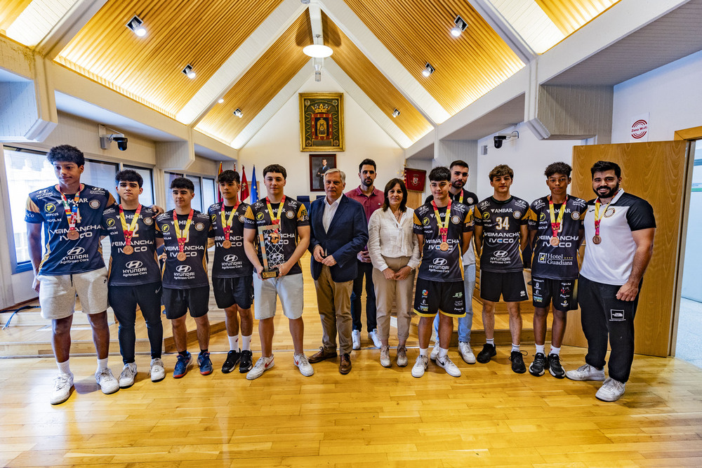 Mar Jiménez, vicepresidenta del Balonmano Alarcos, durante la recepción oficial del Ayuntamiento de Ciudad Real equipo juvenil, tercero de España.