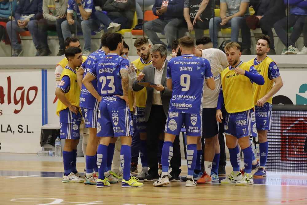 Jugadores del Quesos El Hidalgo Manzanares, en un tiempo muerto.