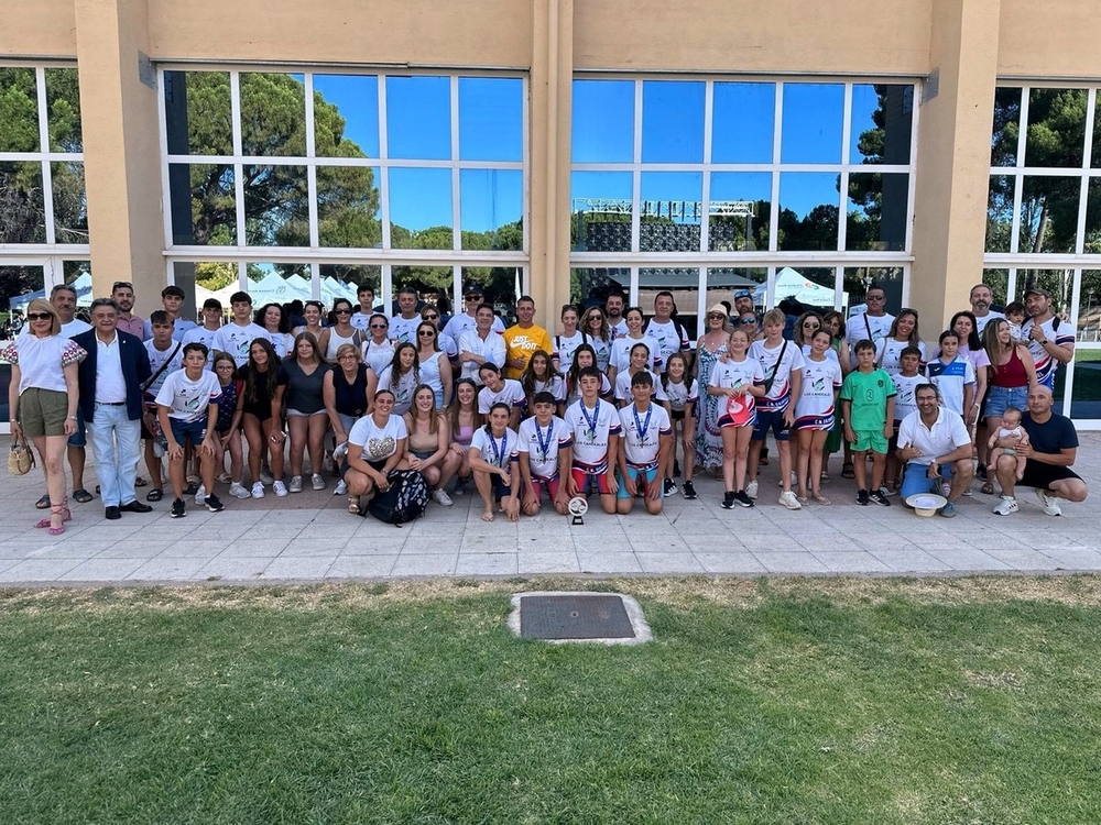 Nadadores, familiares y público daimieleño, al final del campeonato.