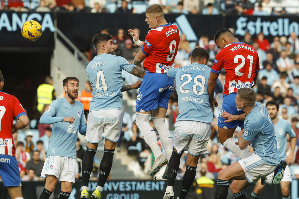 El defensa del Celta de Vigo Unai Núñez (2i) en un duelo aéreo ante el delantero ucraniano del Girona Artem Dovbyk