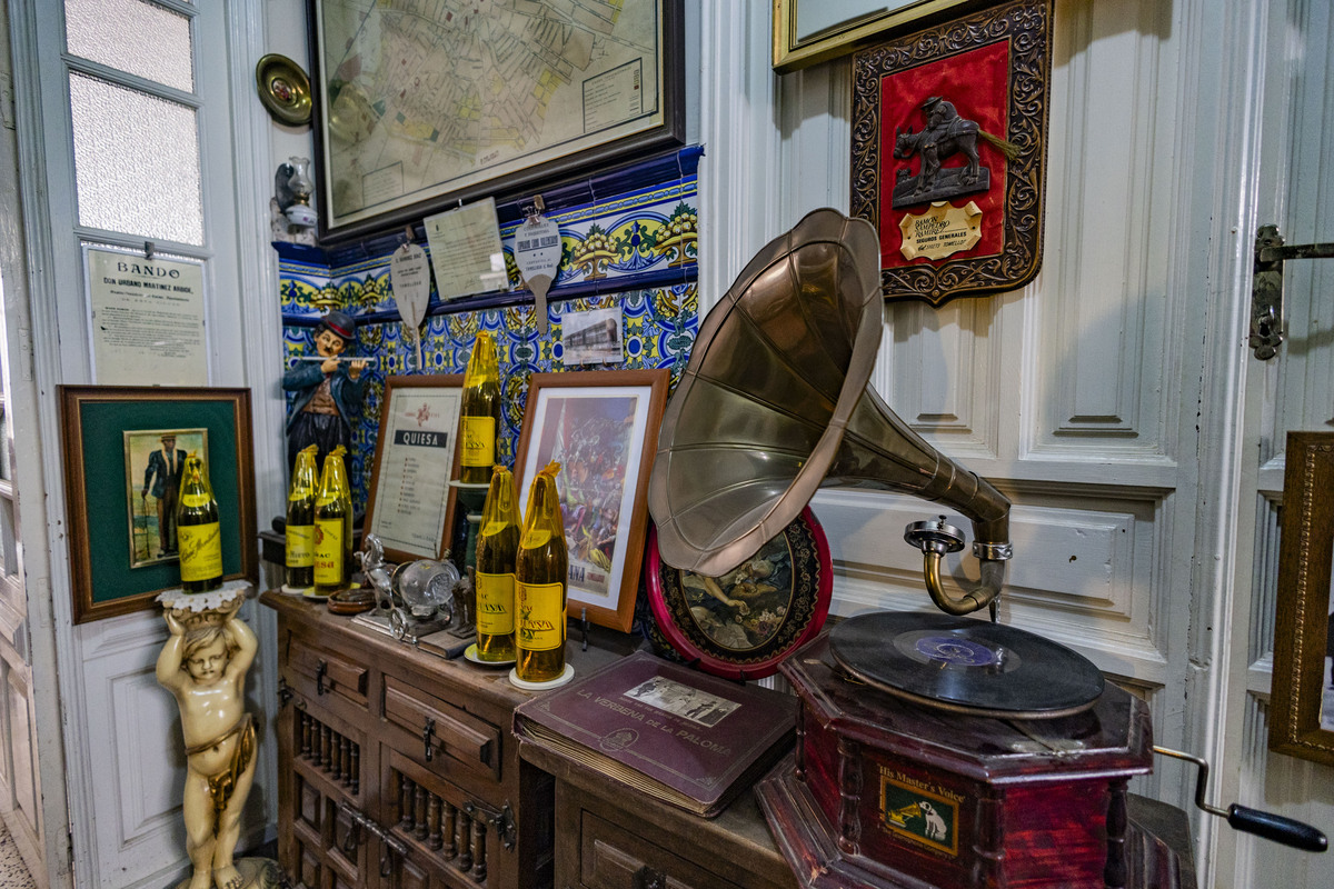 reportaje con el coleccionista de Toimelloso José Andrés López, que tiene un pequeño muséo en su casas de cosa que colecciona de Tomelloso  / RUEDA VILLAVERDE