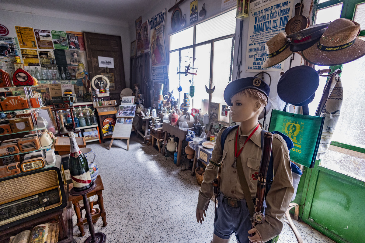 reportaje con el coleccionista de Toimelloso José Andrés López, que tiene un pequeño muséo en su casas de cosa que colecciona de Tomelloso  / RUEDA VILLAVERDE