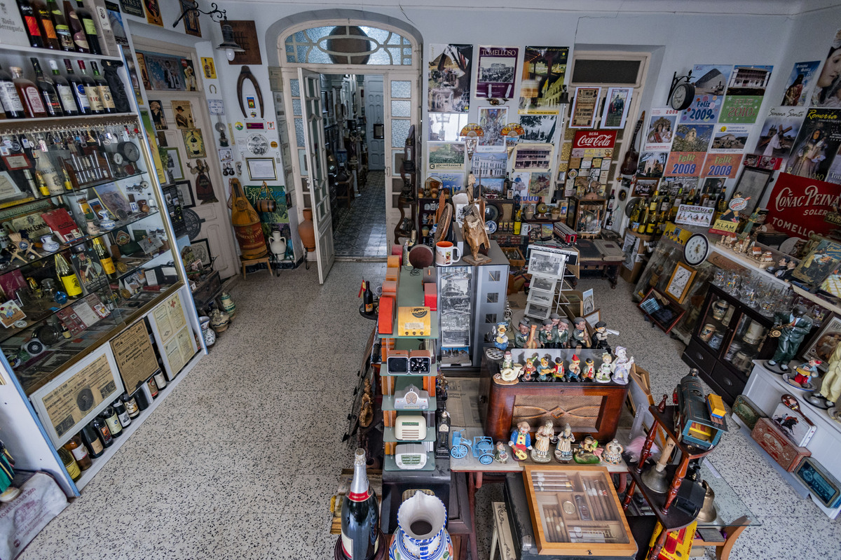 reportaje con el coleccionista de Toimelloso José Andrés López, que tiene un pequeño muséo en su casas de cosa que colecciona de Tomelloso  / RUEDA VILLAVERDE