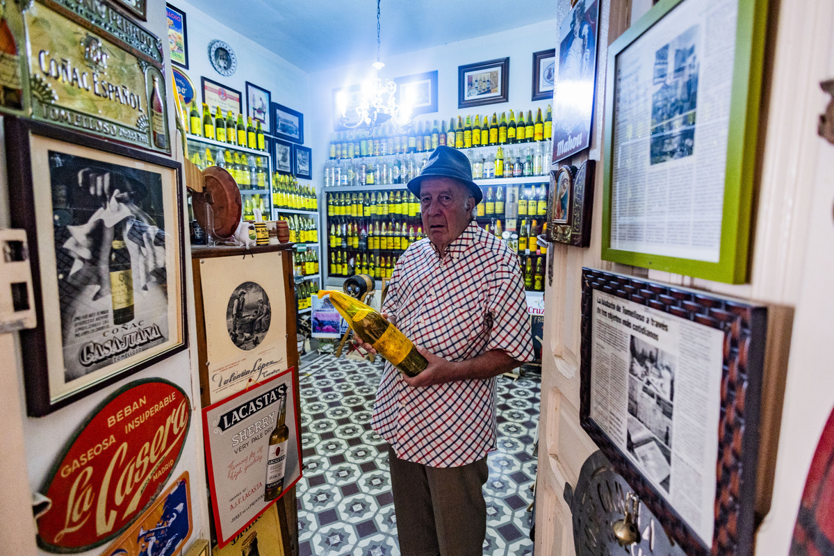 reportaje con el coleccionista de Toimelloso José Andrés López, que tiene un pequeño muséo en su casas de cosa que colecciona de Tomelloso  / RUEDA VILLAVERDE