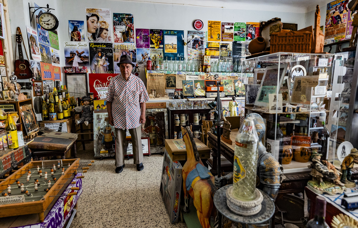 reportaje con el coleccionista de Toimelloso José Andrés López, que tiene un pequeño muséo en su casas de cosa que colecciona de Tomelloso  / RUEDA VILLAVERDE