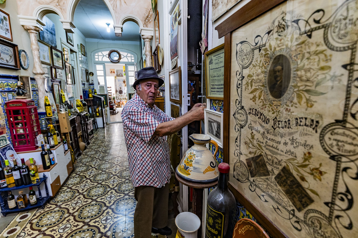 reportaje con el coleccionista de Toimelloso José Andrés López, que tiene un pequeño muséo en su casas de cosa que colecciona de Tomelloso  / RUEDA VILLAVERDE