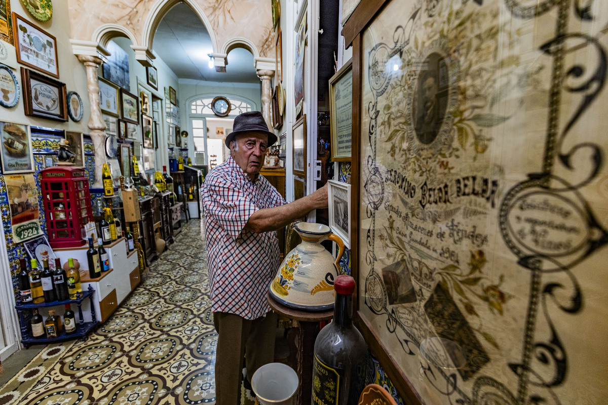 reportaje con el coleccionista de Toimelloso José Andrés López, que tiene un pequeño muséo en su casas de cosa que colecciona de Tomelloso  / RUEDA VILLAVERDE