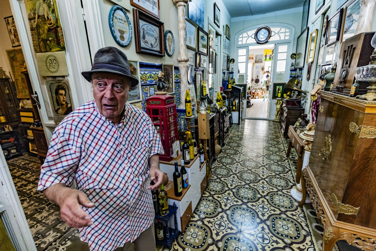 reportaje con el coleccionista de Toimelloso José Andrés López, que tiene un pequeño muséo en su casas de cosa que colecciona de Tomelloso  / RUEDA VILLAVERDE