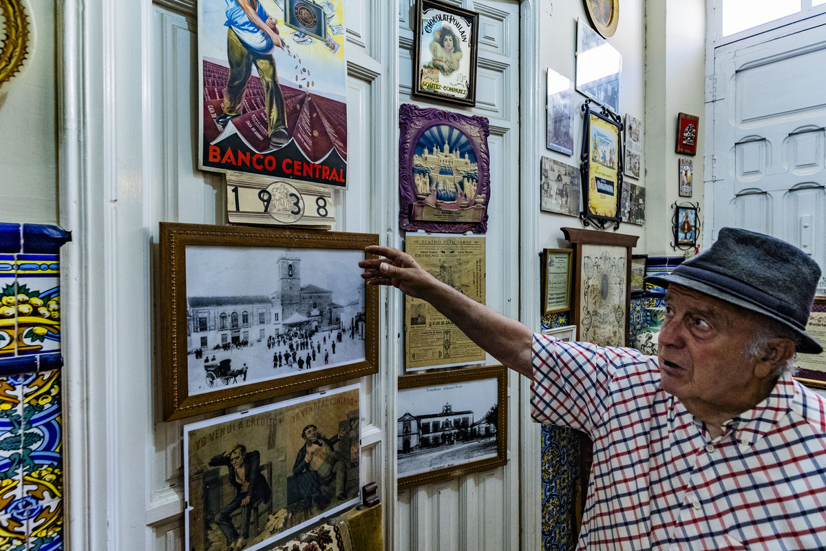 reportaje con el coleccionista de Toimelloso José Andrés López, que tiene un pequeño muséo en su casas de cosa que colecciona de Tomelloso  / RUEDA VILLAVERDE