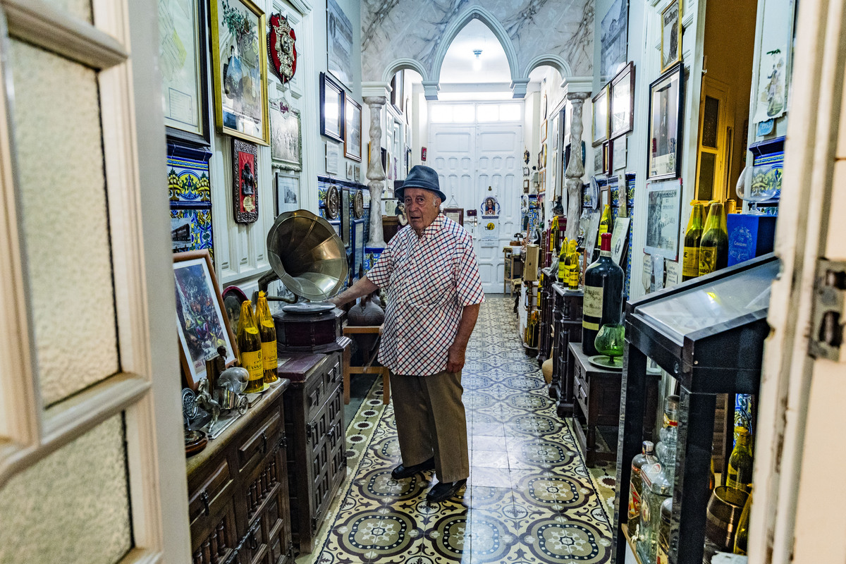 reportaje con el coleccionista de Toimelloso José Andrés López, que tiene un pequeño muséo en su casas de cosa que colecciona de Tomelloso  / RUEDA VILLAVERDE