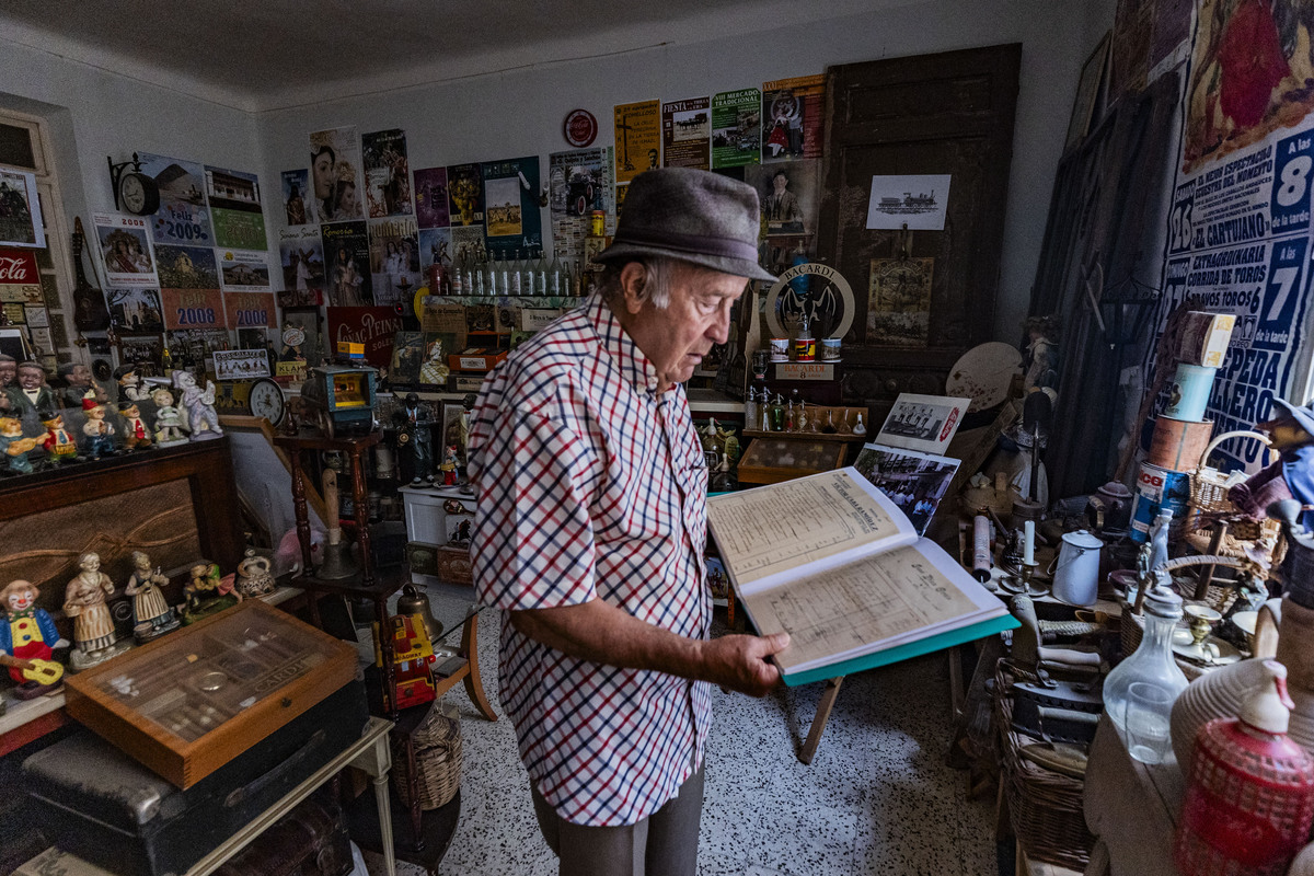 reportaje con el coleccionista de Toimelloso José Andrés López, que tiene un pequeño muséo en su casas de cosa que colecciona de Tomelloso  / RUEDA VILLAVERDE